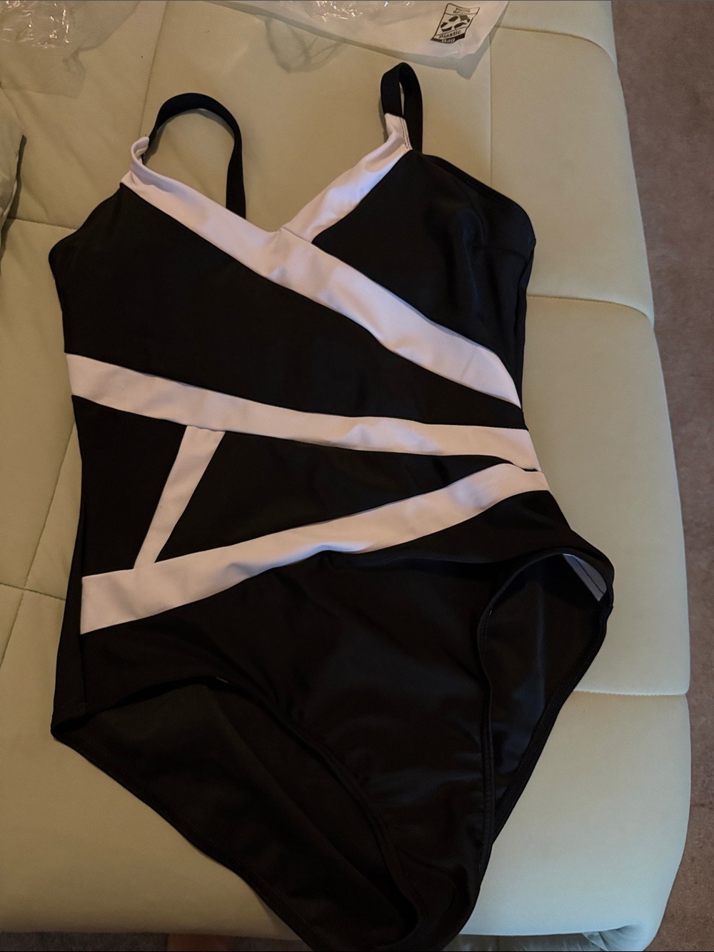 #0322 Womenβs Black & White Colorblock One Piece Swimsuit Size S